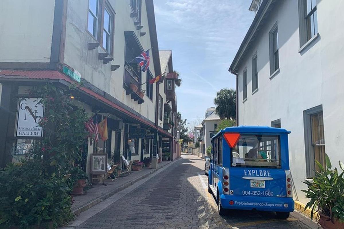 um ônibus azul estacionado em uma rua ao lado de um prédio