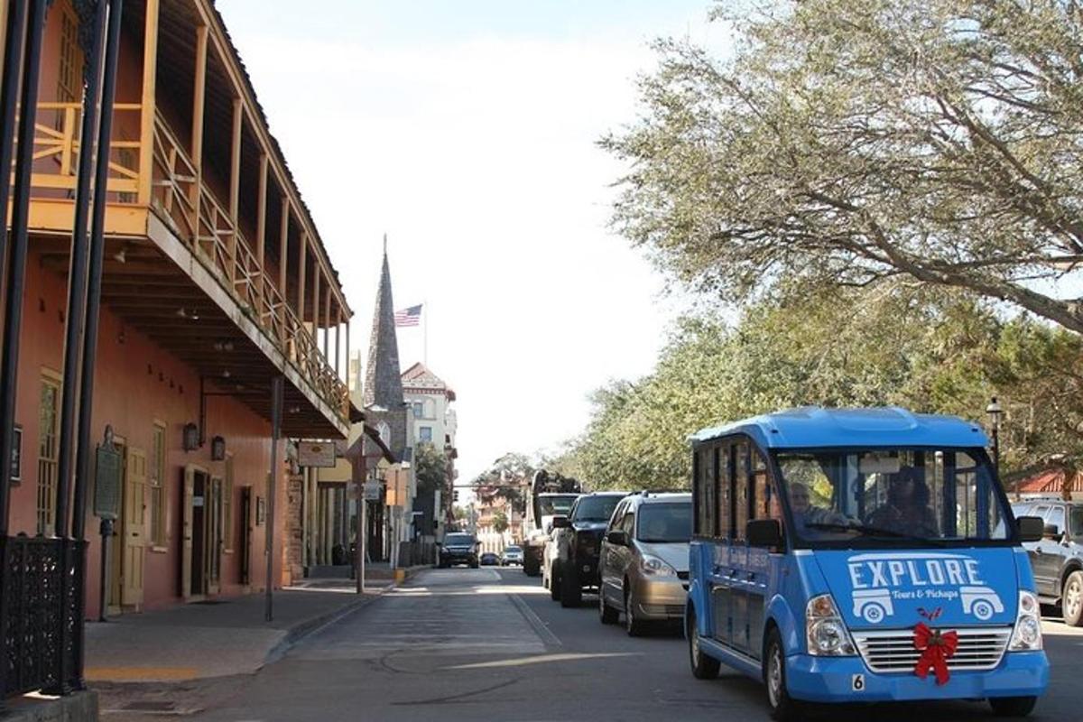 uma van azul está estacionada em uma rua da cidade