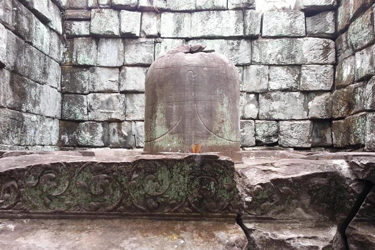 una panchina di pietra davanti a un muro di pietra