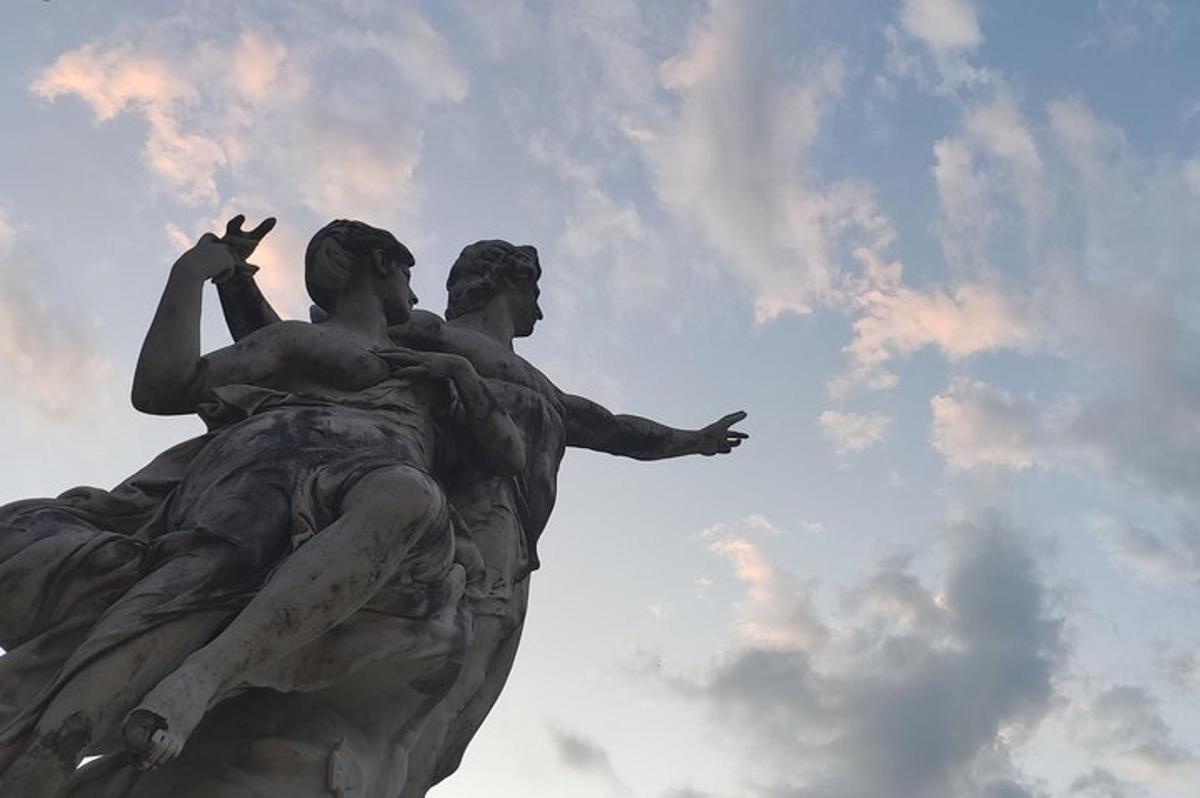 una estàtua davant d'un cel ennuvolat