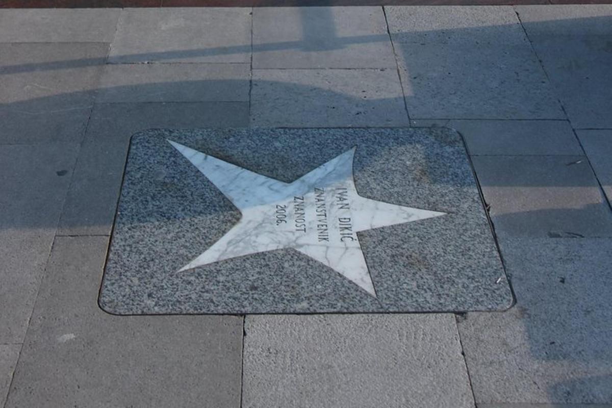 una estrella és a terra a la vorera