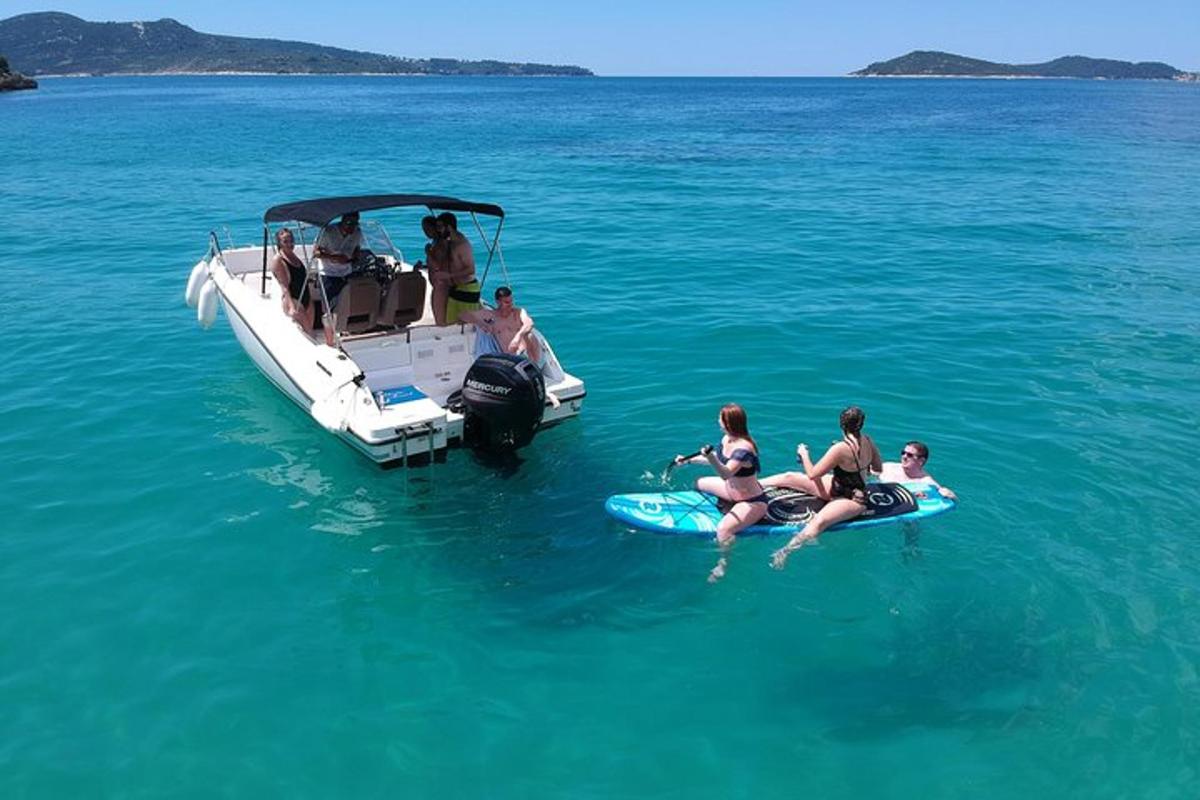 un groupe de personnes sur un bateau dans l'eau