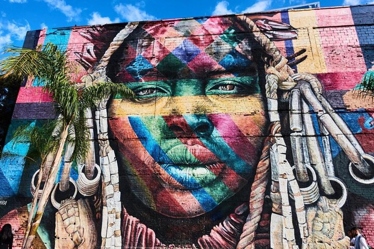 un mural d'una dona pintat al lateral d'un edifici