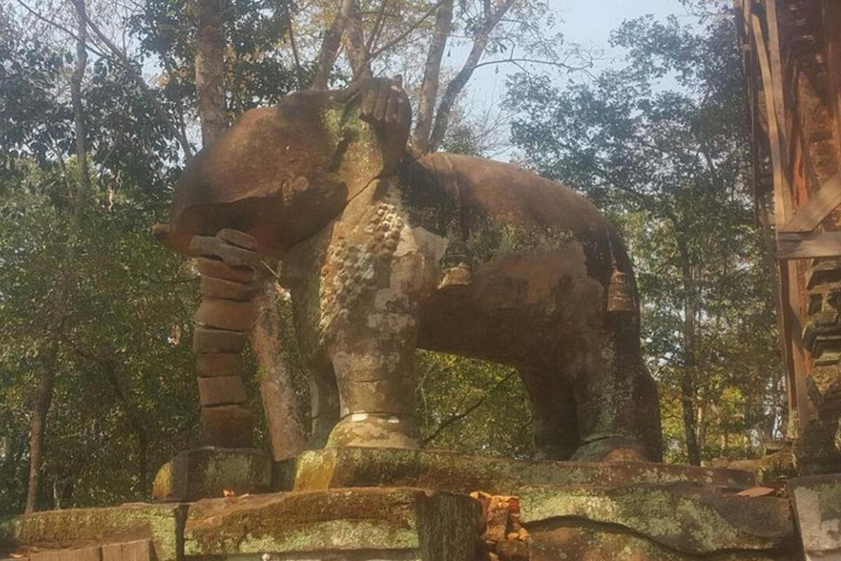 una statua di un elefante in piedi in cima a un edificio