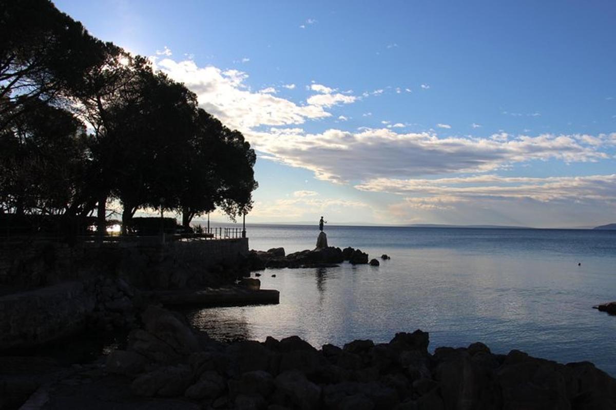 un far al mig d'una massa d'aigua