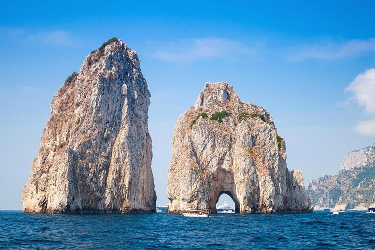 una gran formación rocosa en el agua con
