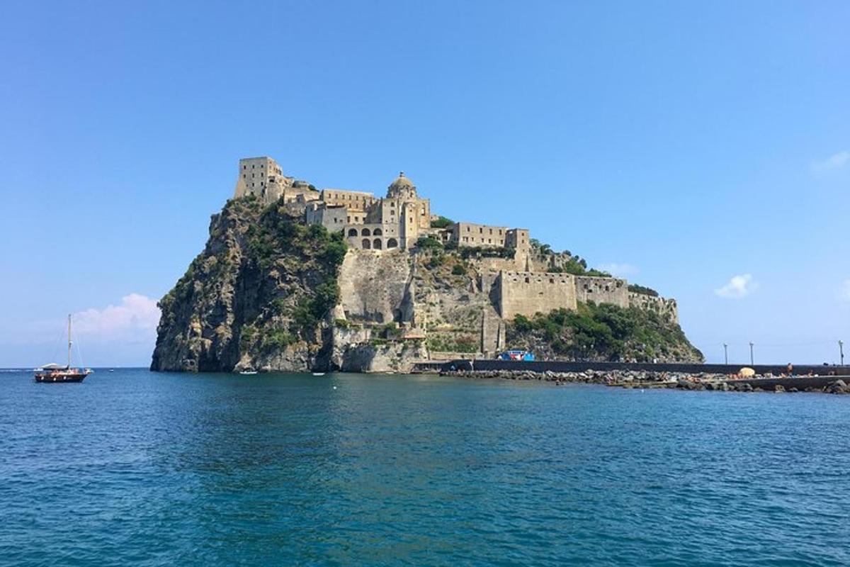 un castillo en la cima de una isla en el agua