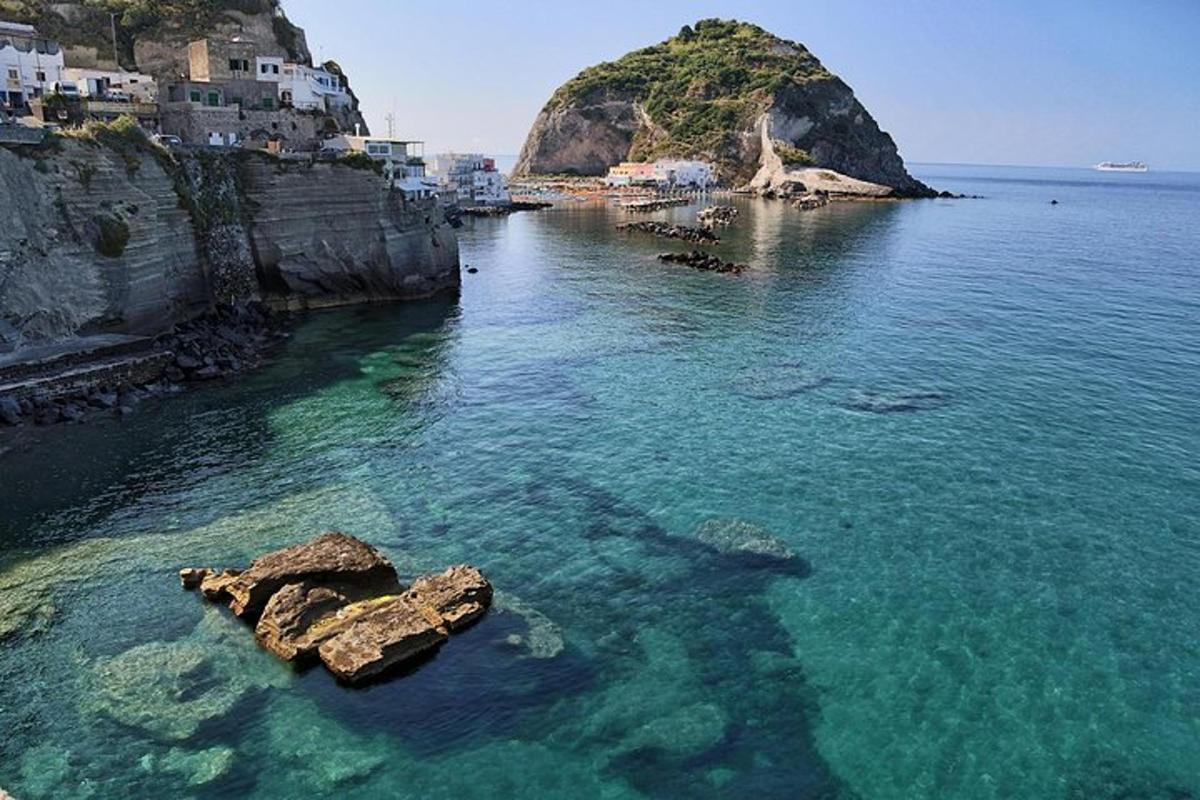 una isla en el océano con rocas en el agua