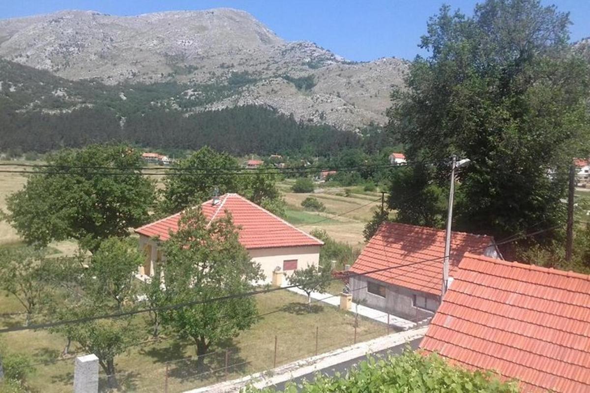 een luchtfoto van een huis met bergen op de achtergrond