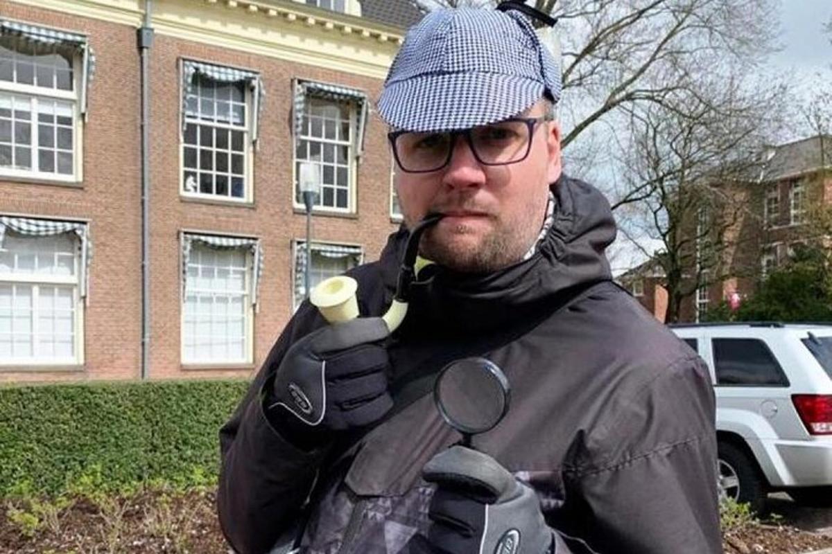 muž kouřící dýmku s klackem v ústech