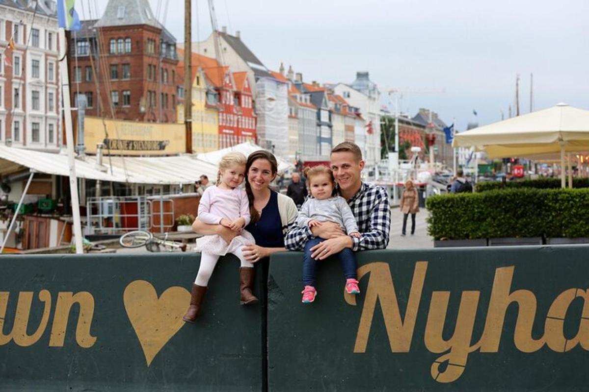 muž, žena a dvě děti sedící na zdi