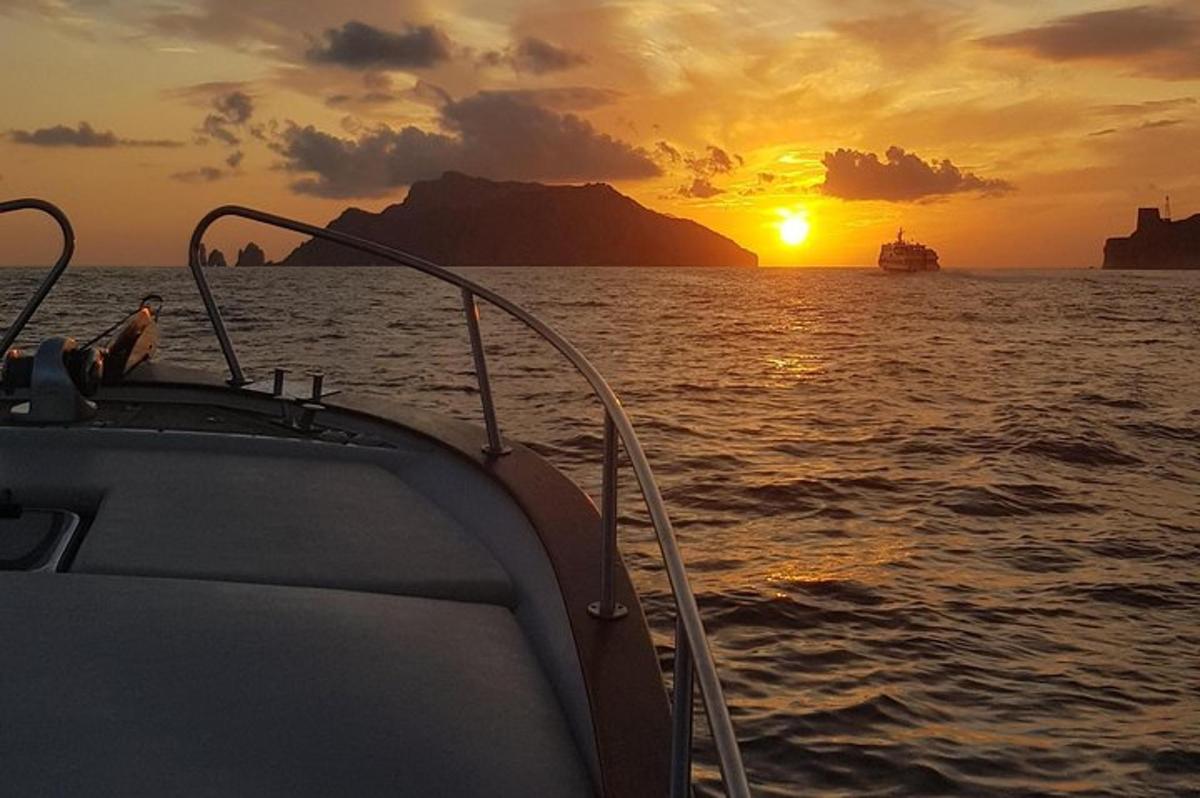 moški na čolnu v oceanu ob sončnem zahodu