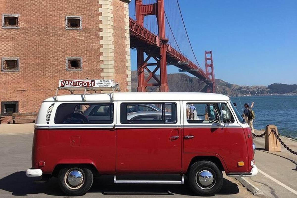 uma van vermelha e branca estacionada em frente a uma ponte