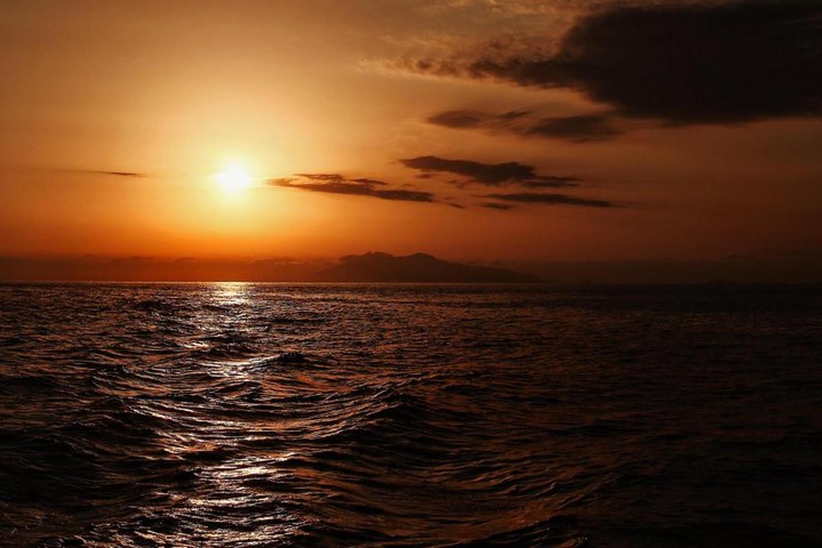 sončni zahod nad oceanom s sončnim zahodom