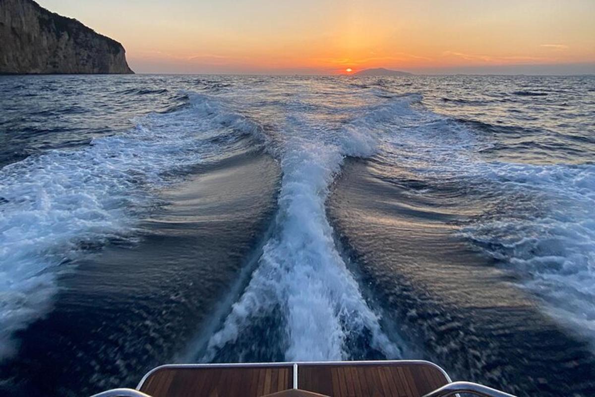 čoln v oceanu z valom