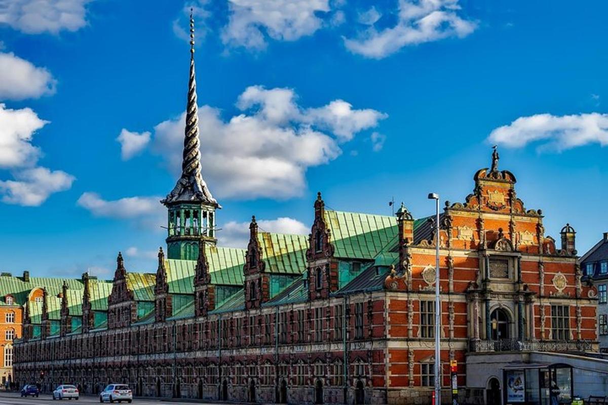 ein großes Gebäude mit einem Turm darauf
