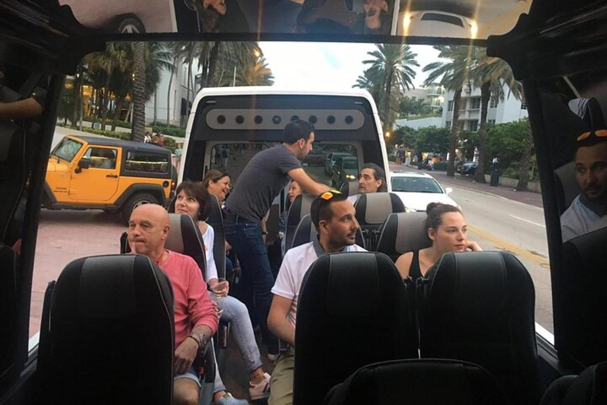 sekumpulan orang duduk di belakang bas