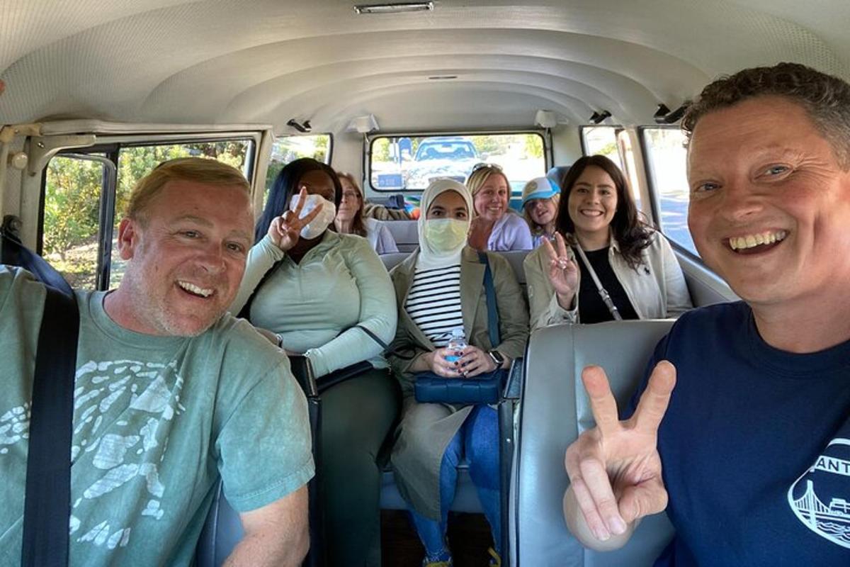 um grupo de pessoas andando de ônibus