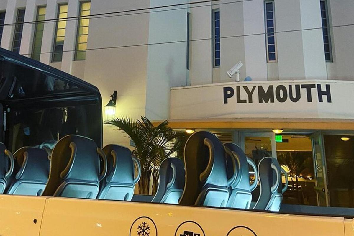 žlutý autobus s modrými sedadly před budovou