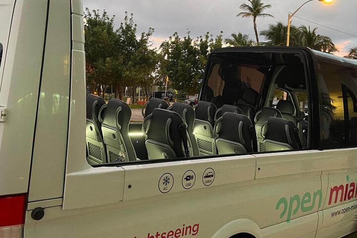 un camion con sedili vuoti sul retro