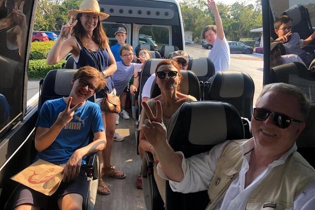 egy csoport ember ül egy busz hátuljában