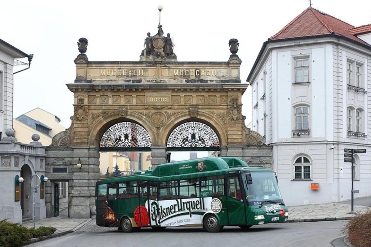 egy zöld busz parkolt egy épület előtt