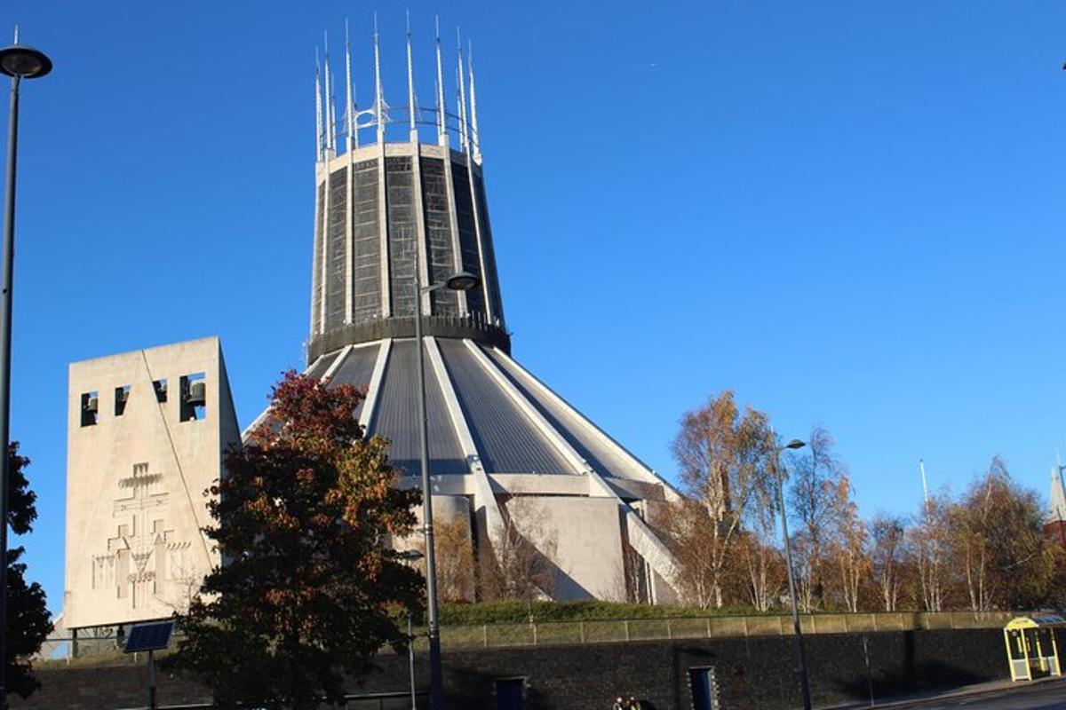una chiesa con un campanile davanti a un edificio