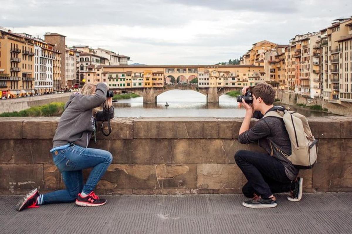 Un par de personas tomando fotografías de un puente.