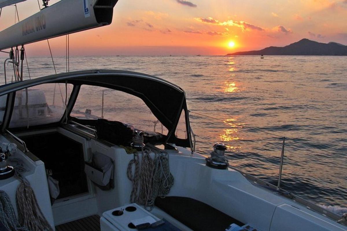 um barco na água com um pôr do sol ao fundo