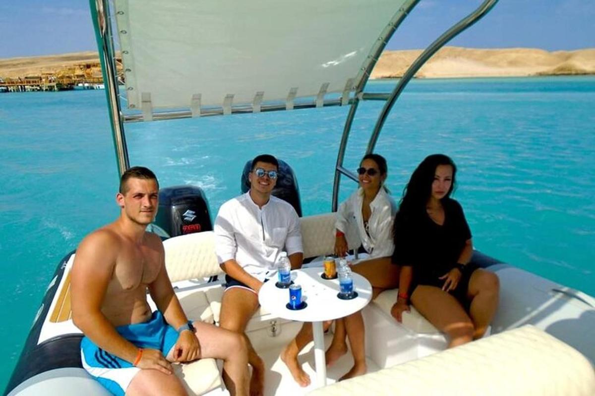 un gruppo di persone sedute su una barca in acqua