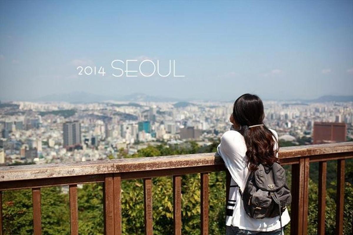 발코니에 서서 도시를 바라보는 여자