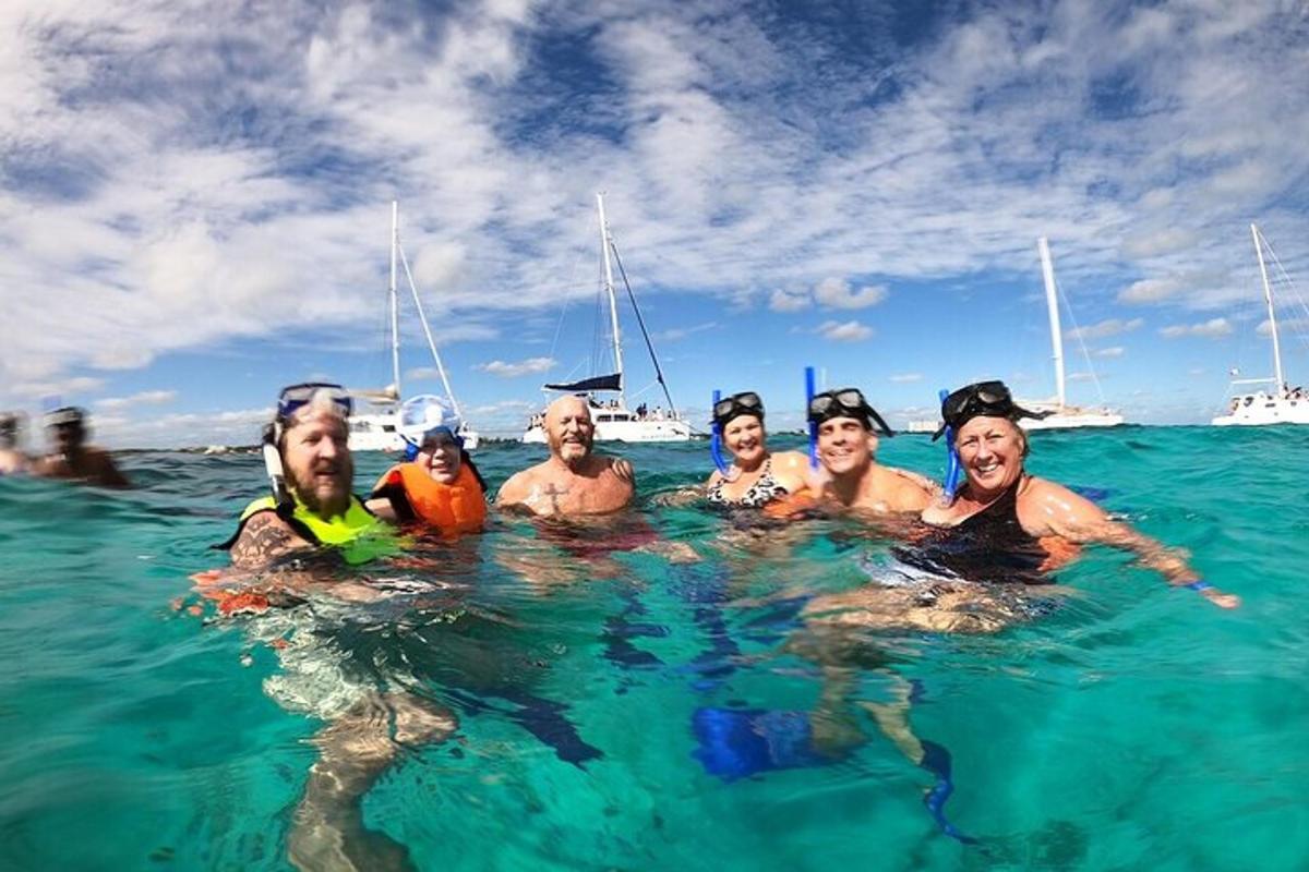 un gruppo di persone nell'acqua dell'oceano
