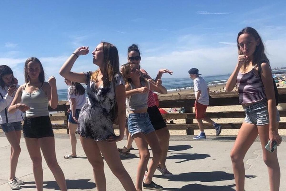 un grupo de mujeres jóvenes bailando en la playa
