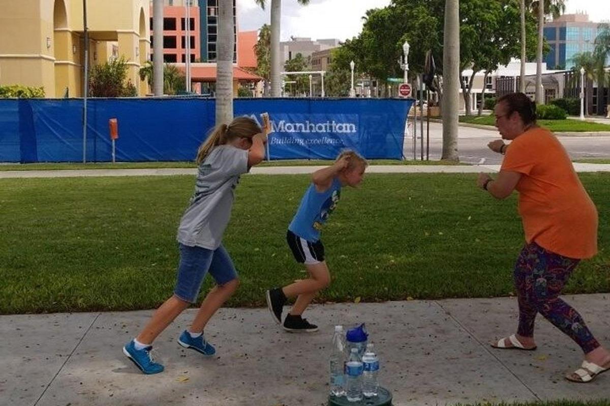 un grupo de personas jugando un partido de béisbol