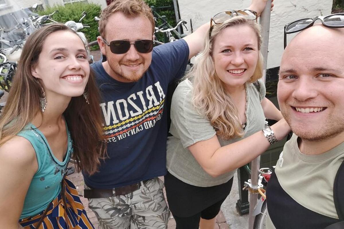 grupp inimesi, kes poseerivad pildi jaoks