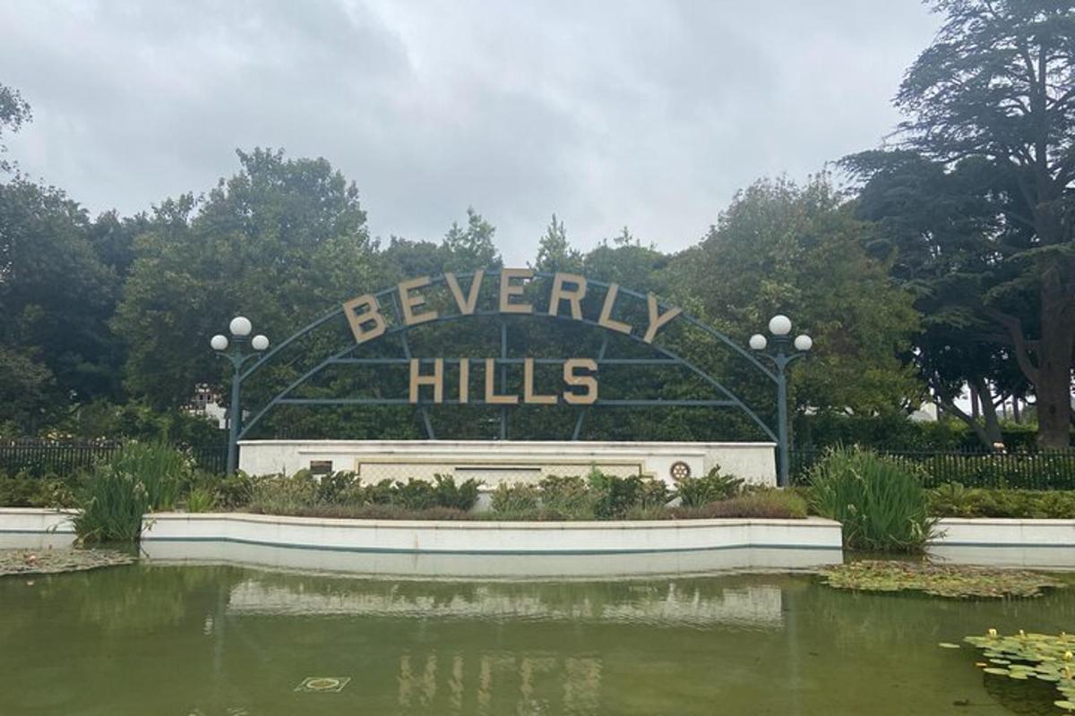 skilti sem stendur á Beverly Hills í almenningsgarði