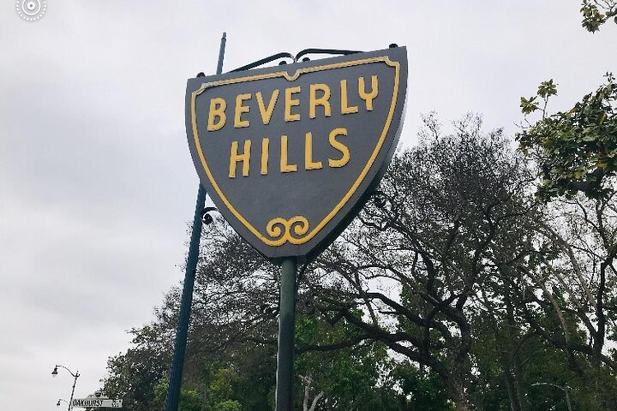 un cartello per una Beverly Hills Society