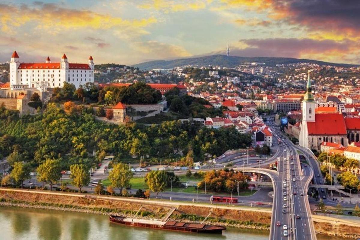 pogled na mesto z mostom in reko