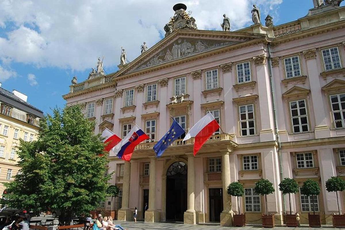 velika stavba z zastavami pred njo