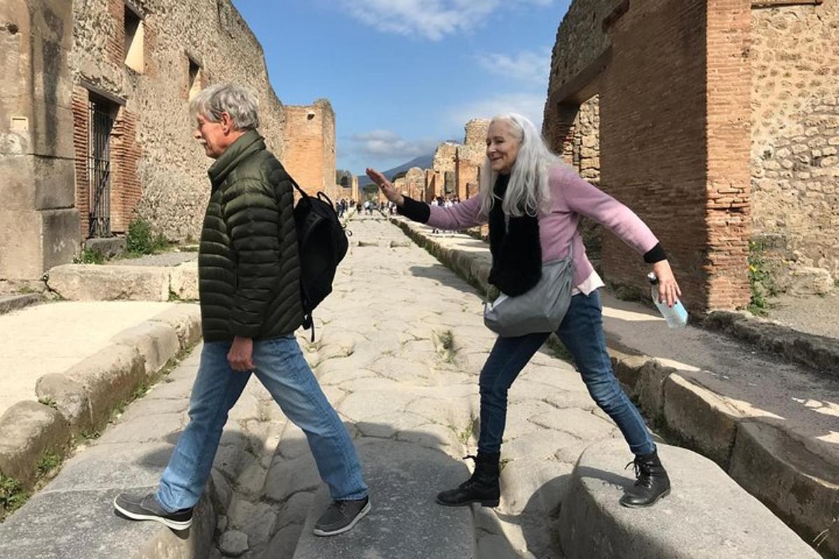 karl og kona standa á götu