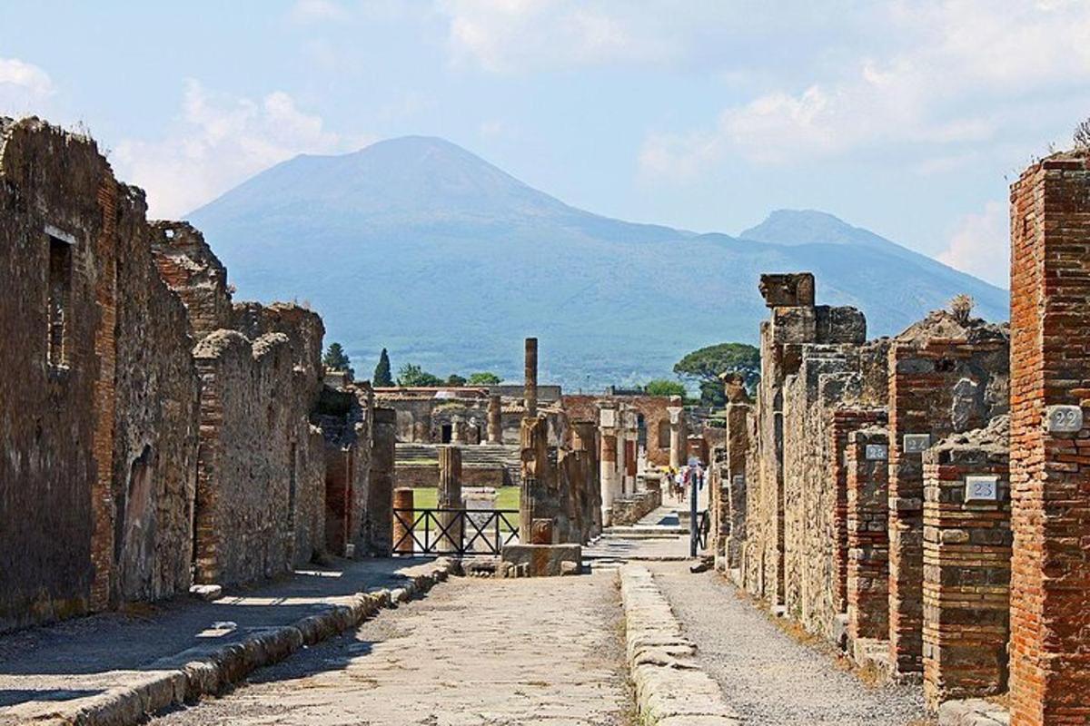 Una calle en ruinas con una montaña al fondo
