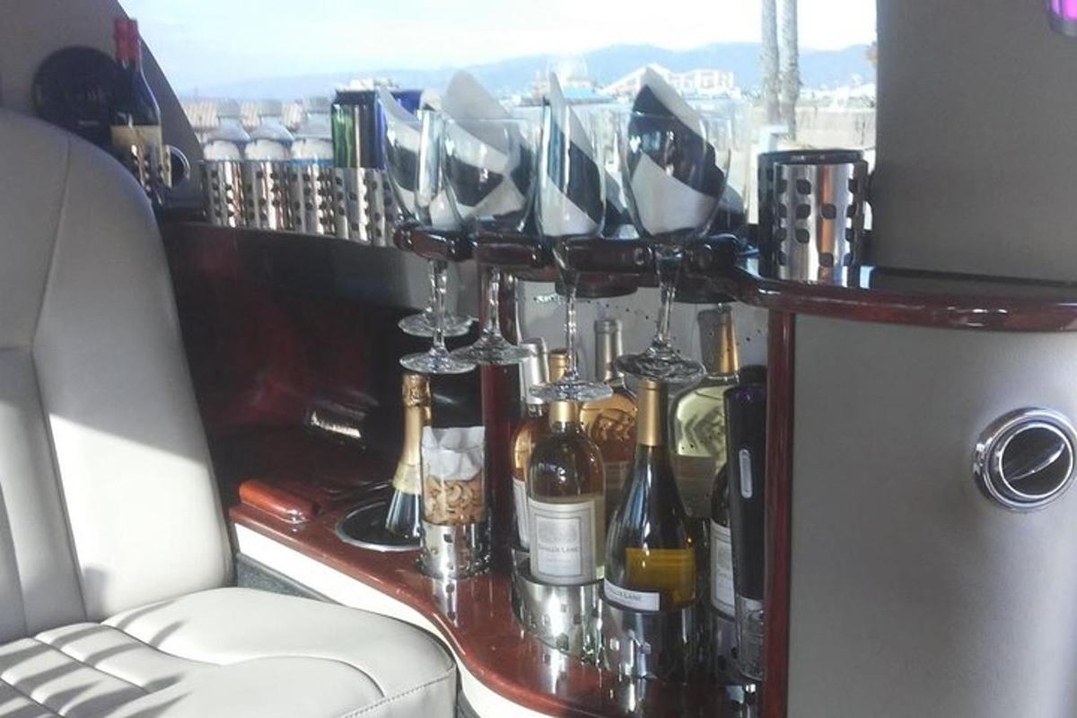 bar s vinnými sklenicemi a lahvemi vína
