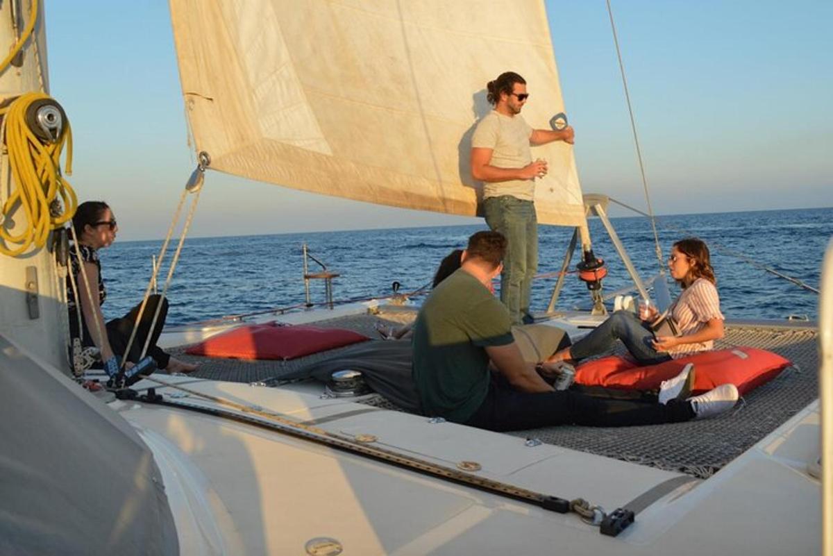 un gruppo di persone su una barca a vela nell'oceano