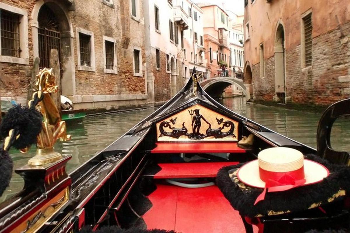 gondola v kanálu s červenou podlahou