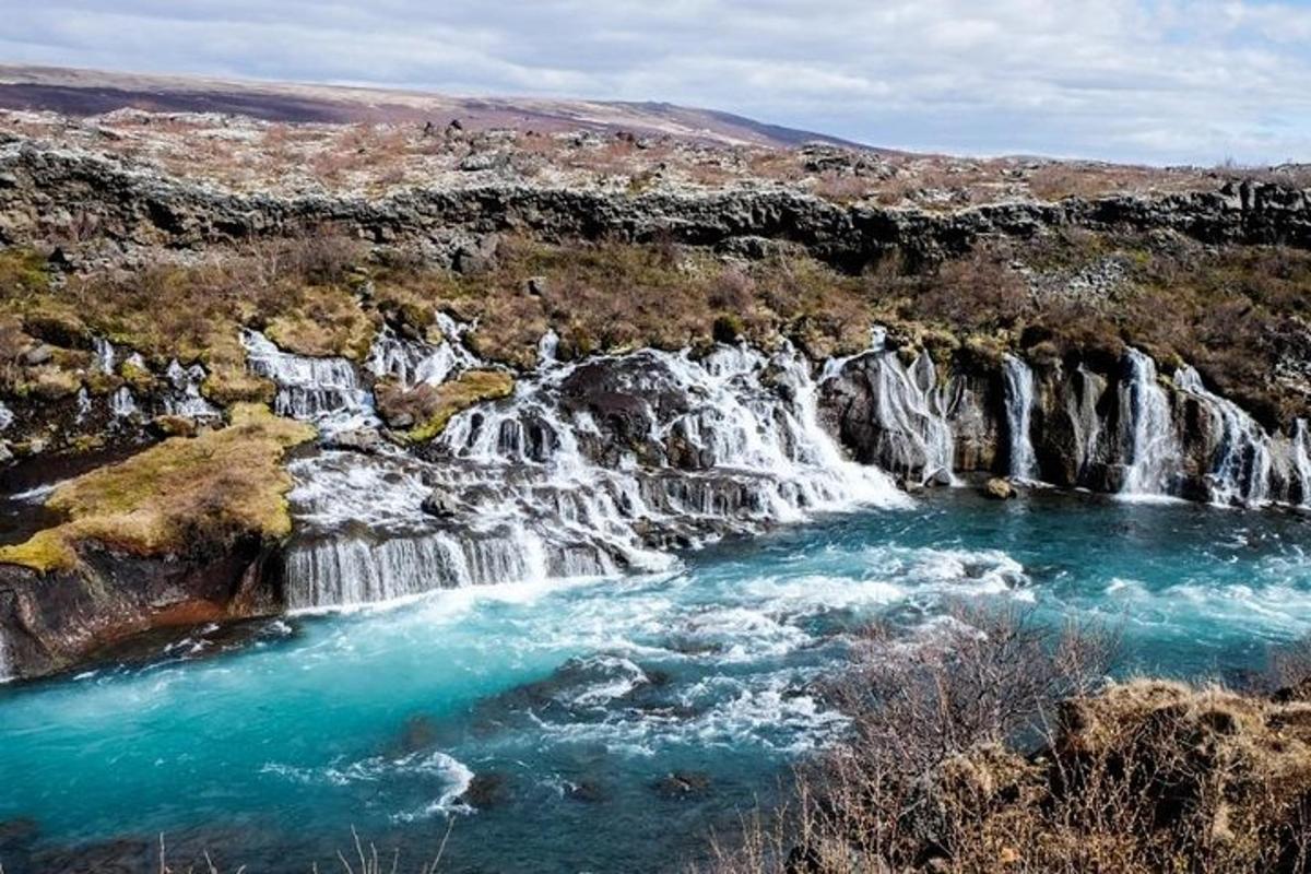 una cascata in mezzo a un fiume