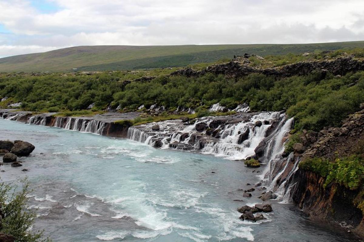 una cascata in mezzo a un fiume