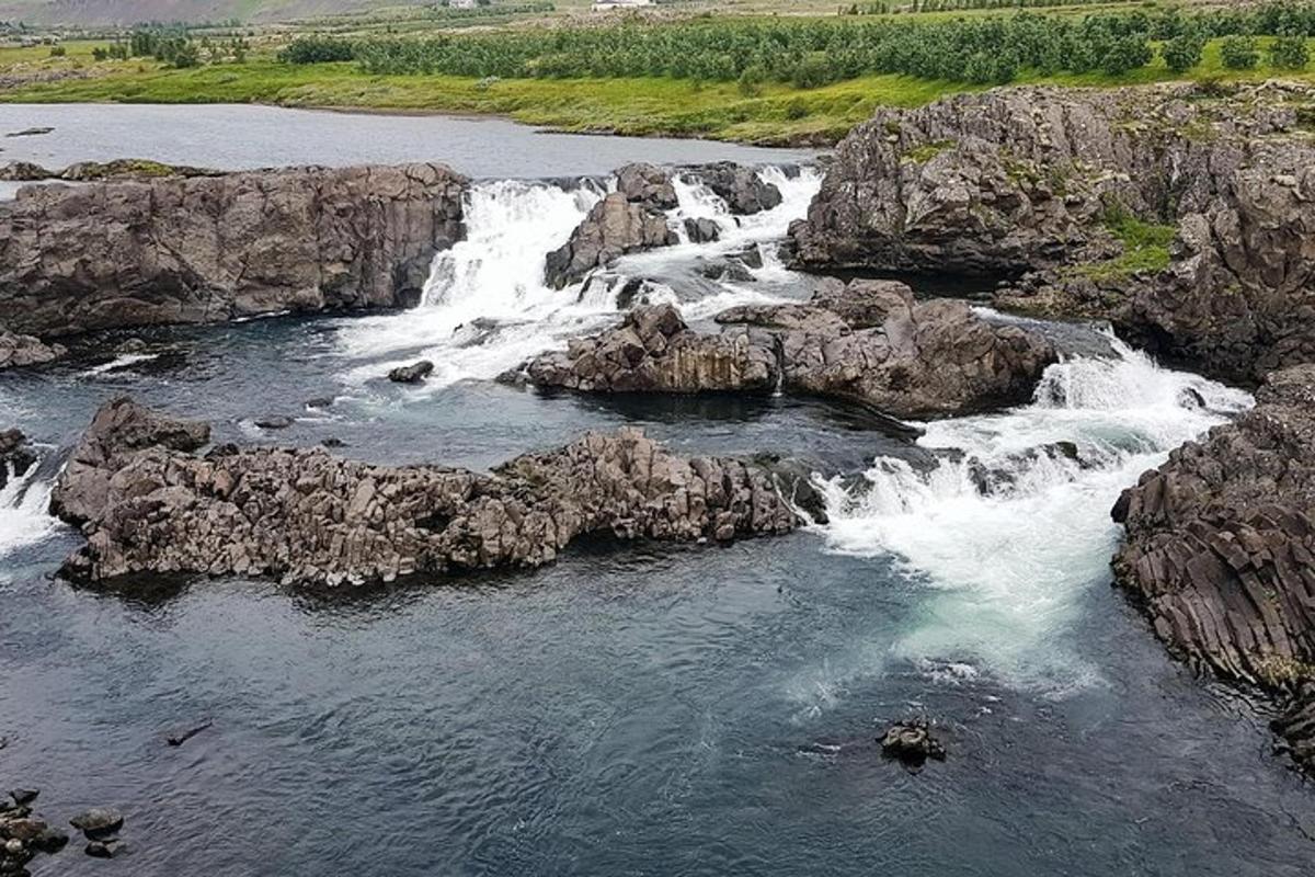 Loftmynd af á með klettum og fossum