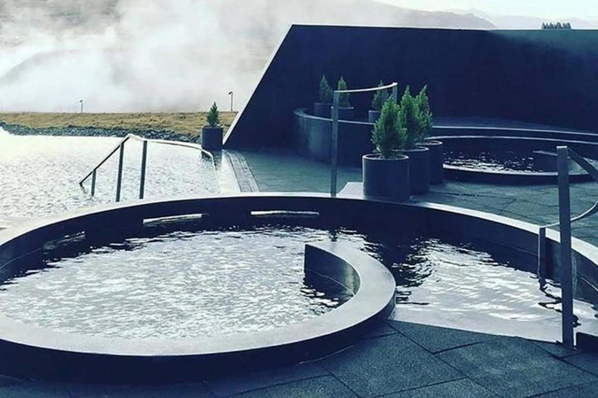 uma grande piscina circular de água em frente a um edifício