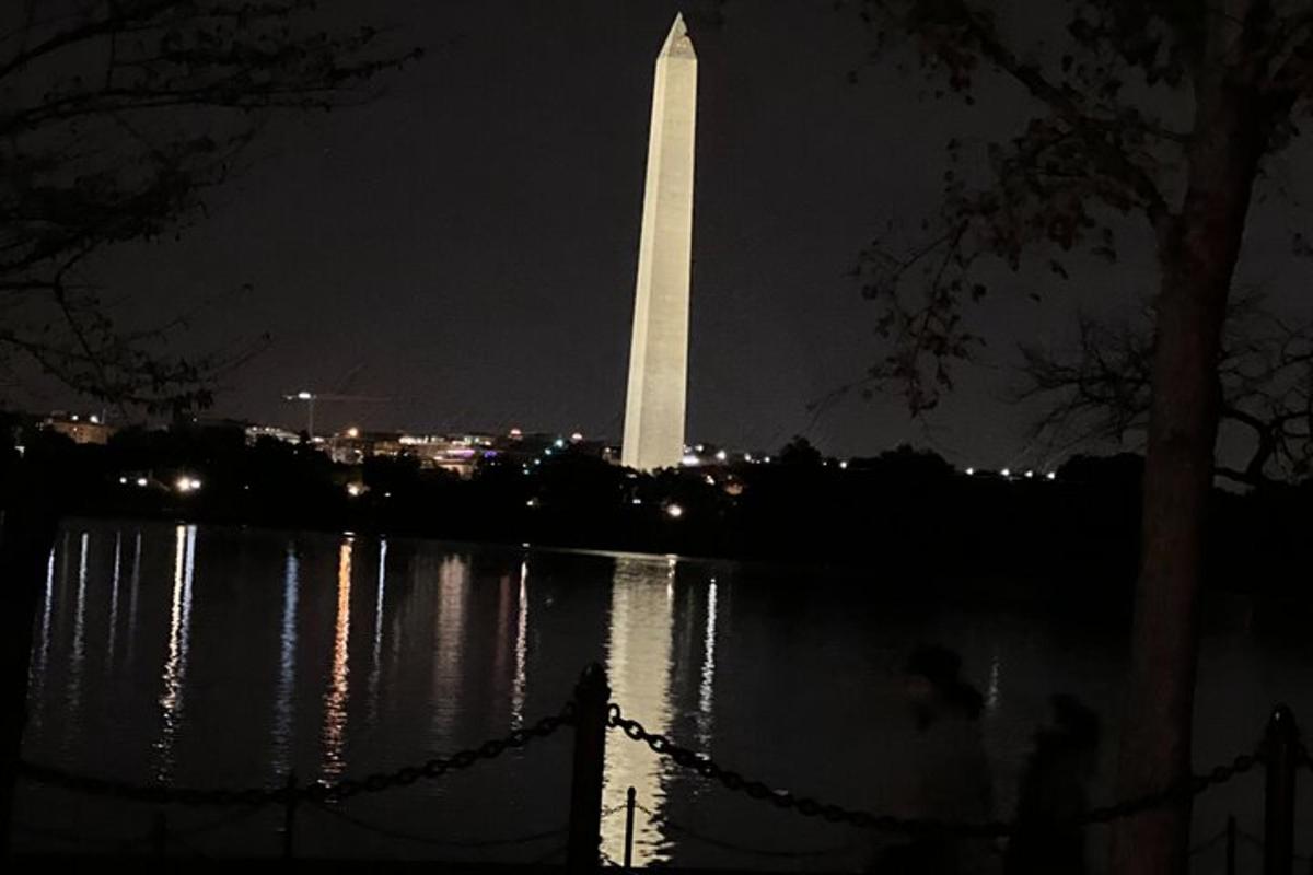 una vista del monumento a Washington di notte