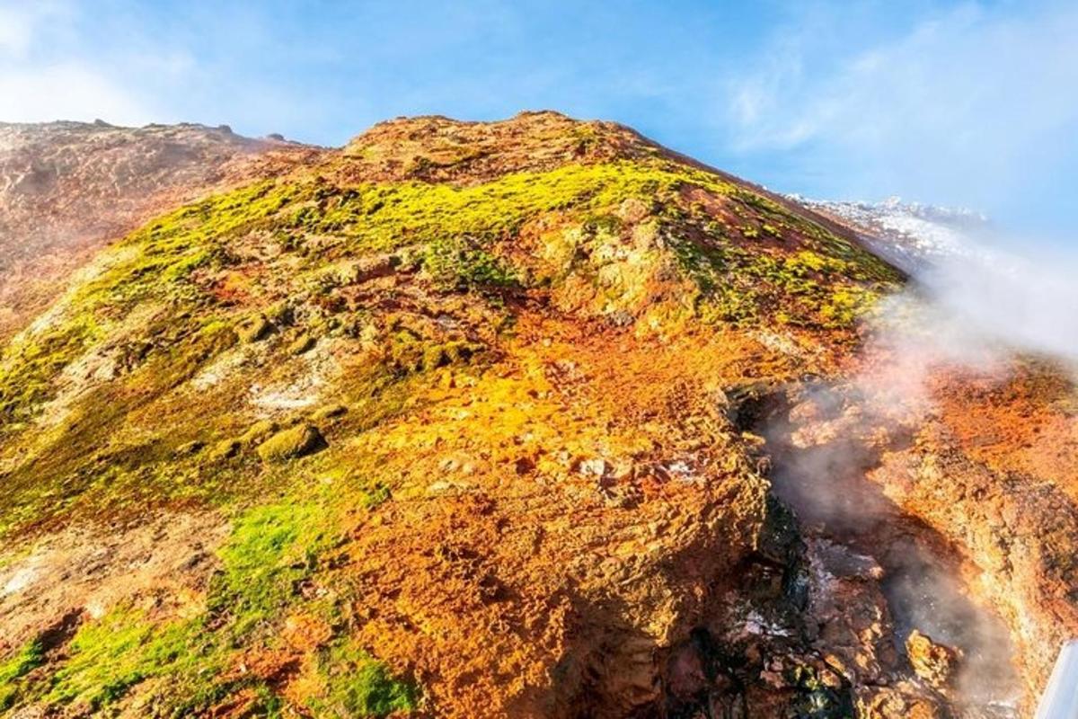 uma montanha com vapor saindo dela